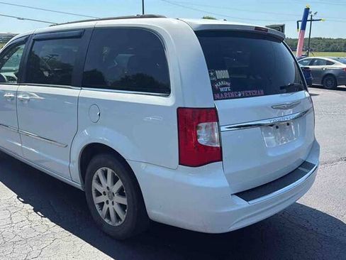 Used 2016 Chrysler Town & Country Touring FWD image 15