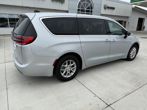 Used 2026 Chrysler Pacifica Select FWD image 7