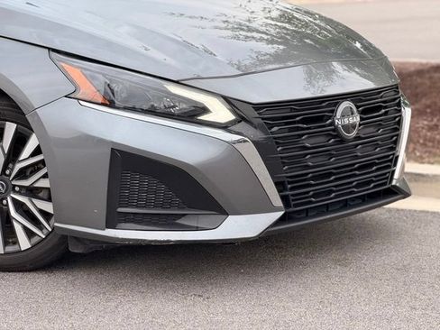 Used 2024 Nissan Altima 2.5 SV FWD image 3