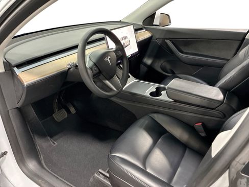Certified 2022 Tesla Model Y Long Range AWD/4WD image 9