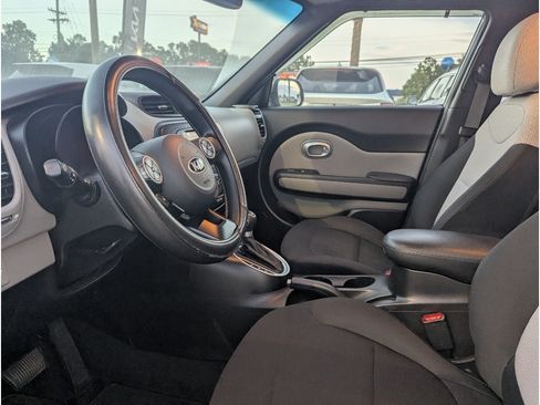 Used 2018 Kia Soul FWD image 13