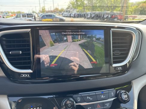 Used 2024 Chrysler Pacifica Touring-L FWD image 35