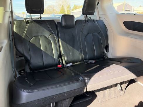 Used 2022 Chrysler Pacifica Touring-L FWD image 40