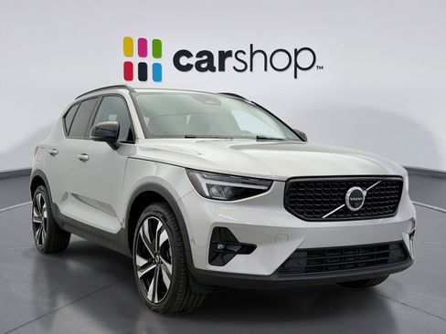 Used 2025 Volvo XC40 B5 Plus image 7