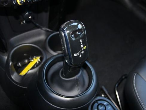 Used 2022 MINI Cooper 2-Door Hardtop w/ Premium Package image 28