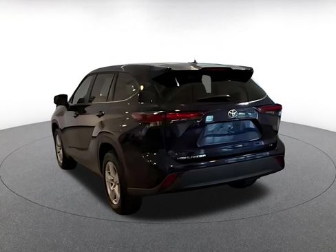 Used 2025 Toyota Highlander LE FWD image 12