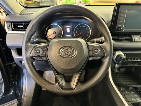 Used 2021 Toyota RAV4 LE AWD/4WD image 18