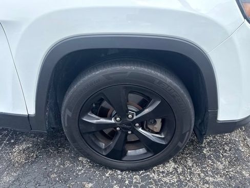 Used 2019 Jeep Cherokee Latitude Plus FWD image 2