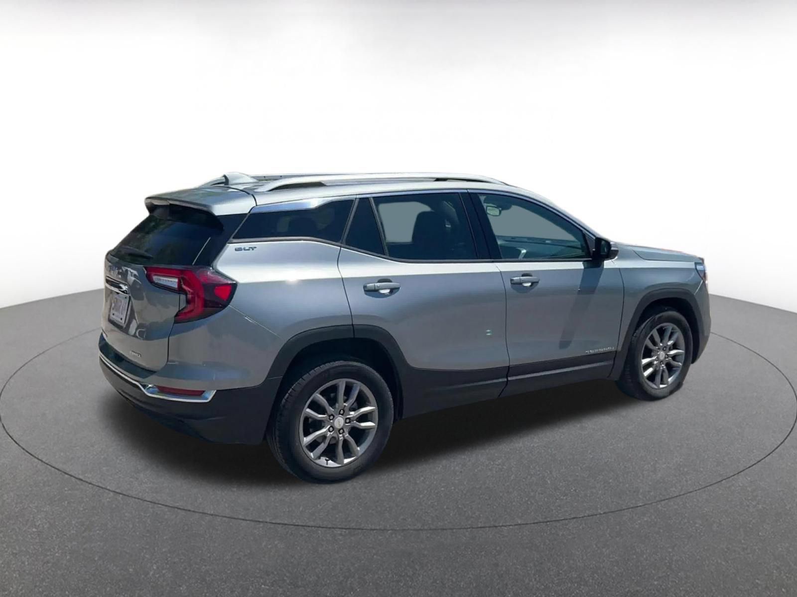 Used 2024 GMC Terrain SLT AWD/4WD image 14