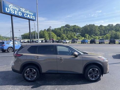 Used 2024 Nissan Rogue SV AWD/4WD image 3