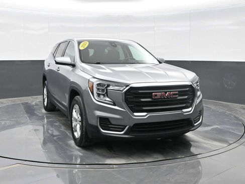 Used 2024 GMC Terrain SLE image 2