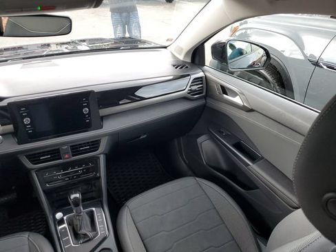 Certified 2025 Volkswagen Taos SE FWD image 7
