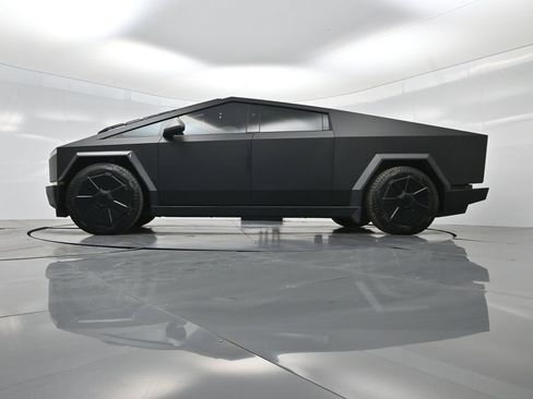 Used 2024 Tesla Cybertruck AWD Crew Cab image 47