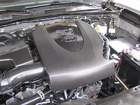 Used 2020 Toyota Tacoma TRD Off-Road RWD image 38