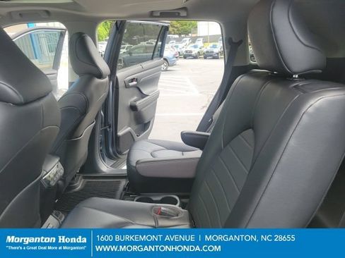 Used 2023 Toyota Highlander XLE FWD image 11