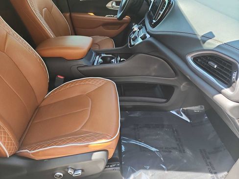 Used 2024 Chrysler Pacifica Pinnacle FWD image 18