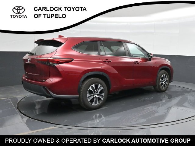 Used 2023 Toyota Highlander XLE FWD image 3