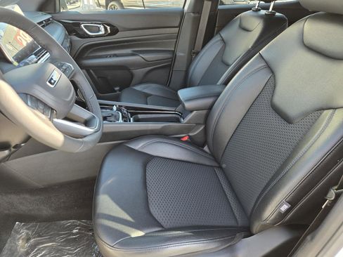 Used 2026 Jeep Compass Latitude image 23