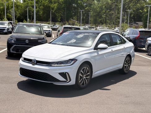 Used 2025 Volkswagen Jetta SE image 1