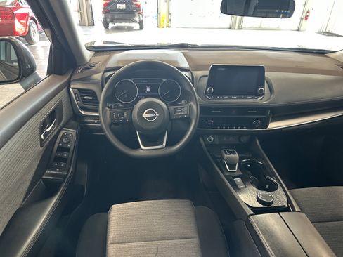 Used 2023 Nissan Rogue SV image 2