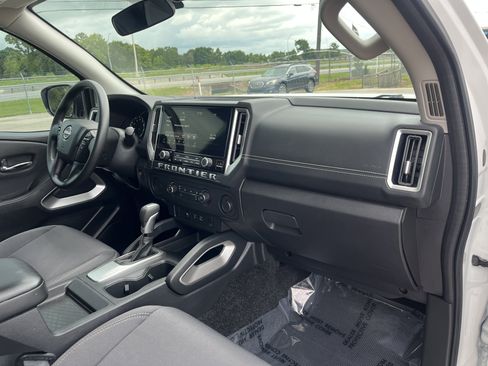 Used 2025 Nissan Frontier SV RWD image 15