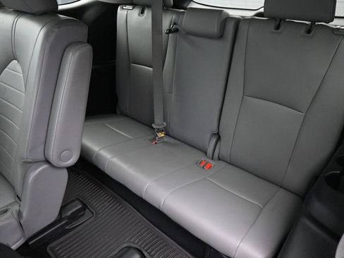 Used 2022 Toyota Highlander XLE image 23