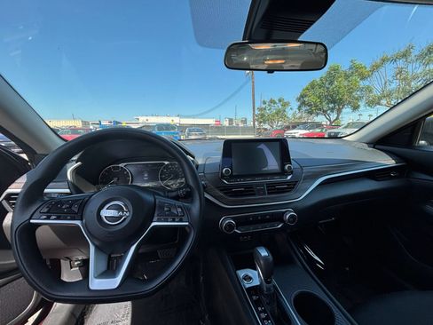 Used 2025 Nissan Altima 2.5 SV FWD image 29