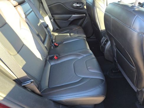 Used 2019 Jeep Cherokee Limited image 18