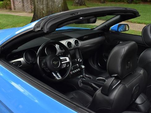 Used 2022 Ford Mustang Premium RWD image 31