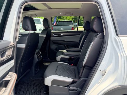 Used 2024 Volkswagen Atlas Peak Edition SEL AWD/4WD image 13
