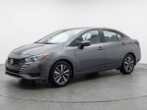 Used 2025 Nissan Versa SV image 3