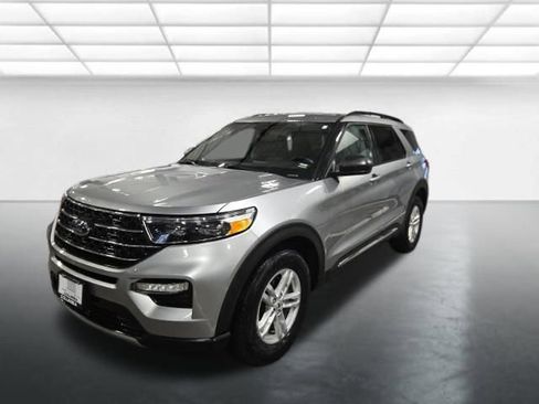 Used 2024 Ford Explorer XLT w/ Equipment Group 202A image 8