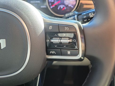 Certified 2022 Kia Carnival EX image 28