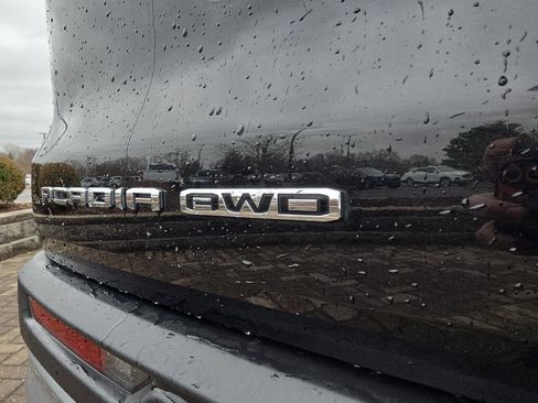 Used 2025 GMC Acadia Elevation image 12