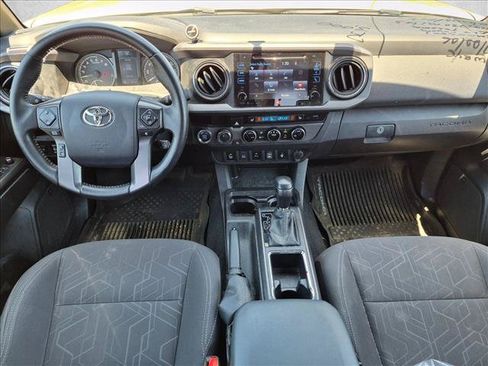 Used 2017 Toyota Tacoma TRD Sport AWD/4WD image 16