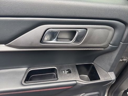 Used 2025 Ford Explorer ST-Line w/ ST-Line Street Pack image 11