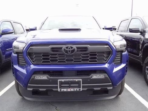 Used 2024 Toyota Tacoma TRD Sport w/ TRD Sport Upgrade Package image 2