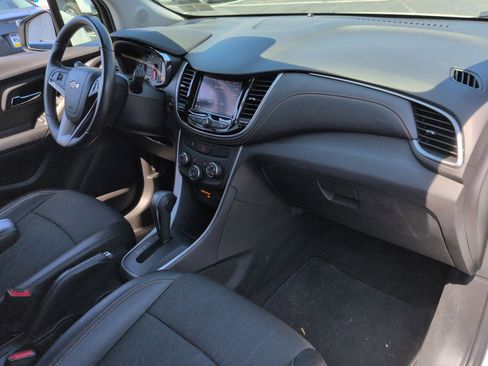 Used 2022 Chevrolet Trax LT w/ LT Convenience Package image 28