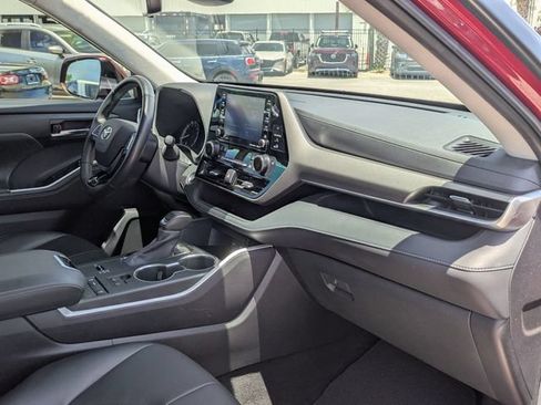 Used 2020 Toyota Highlander XLE FWD image 29