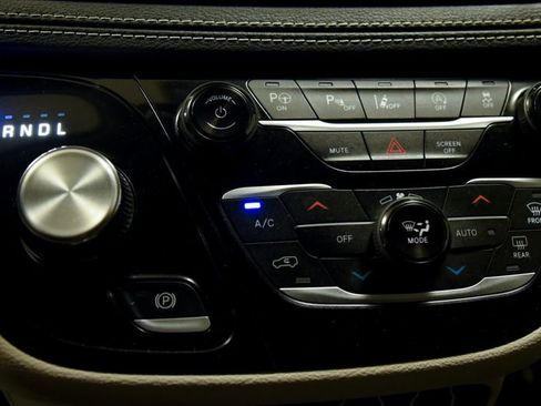 Used 2023 Chrysler Pacifica Touring-L AWD/4WD image 22