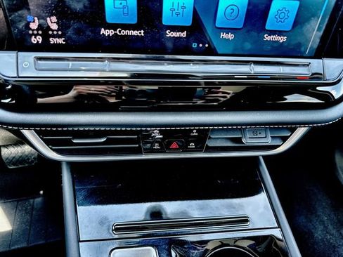 Certified 2024 Volkswagen Atlas SE w/ Panoramic Sunroof Package AWD/4WD image 21