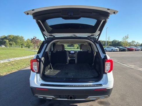 Used 2021 Ford Explorer XLT w/ Equipment Group 202A AWD/4WD image 11