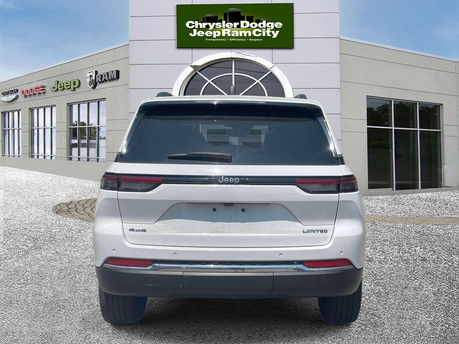 Used 2023 Jeep Grand Cherokee Limited AWD/4WD image 7