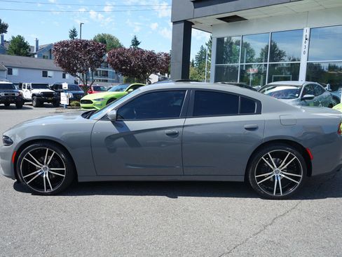 Used 2018 Dodge Charger SXT RWD image 2