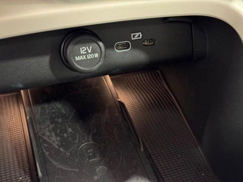 Used 2025 Volvo XC40 B5 Ultra image 26