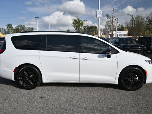 Used 2024 Chrysler Pacifica Limited w/ S Appearance Package FWD image 19