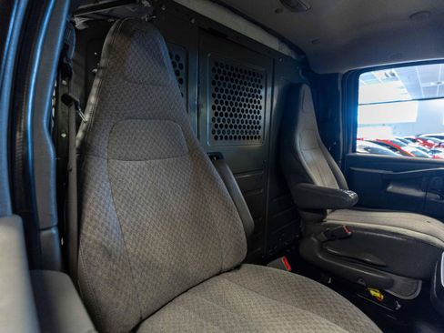 Used 2017 Chevrolet Express 3500 Extended RWD image 27