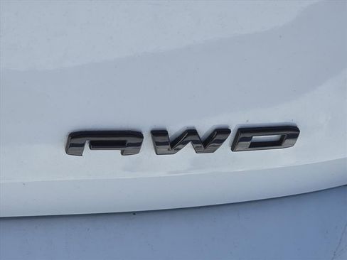 Used 2024 GMC Terrain SLT w/ Infotainment Package II image 6