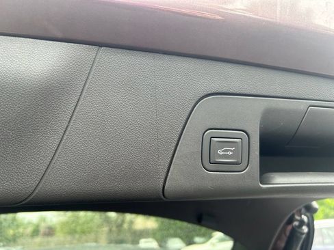 Used 2025 Buick Envision Preferred AWD/4WD image 19