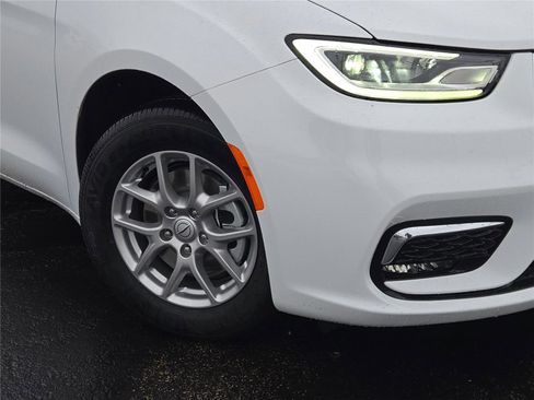 New 2026 Chrysler Pacifica Select image 3